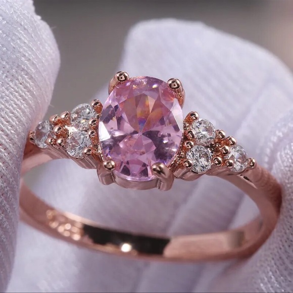 🎁 Dainty Pink & Gold Crystal Ring - Picture 5 of 6
